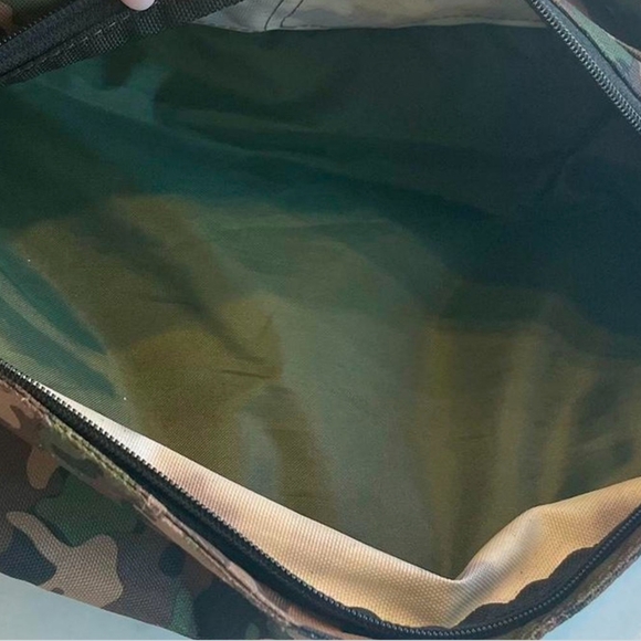 KAVU Camo Sling Crossbody Bag NWOT - Picture 3 of 4